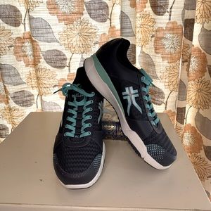 KURU Quantum Wide Walking Shoe // Size 10 women’s